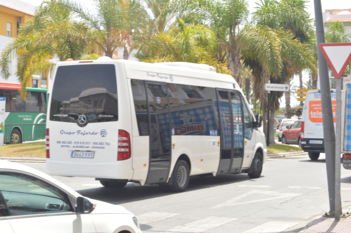 Un nuevo autobús acondicionado para personas con movilidad reducida comienza a prestar servicio en Salobreña 